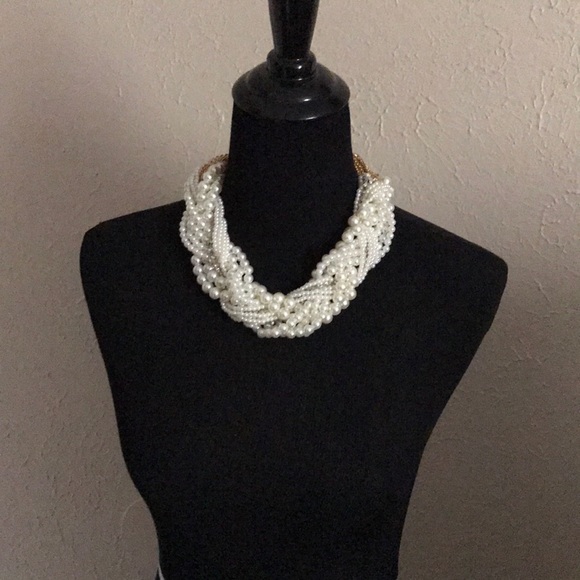 🏆HOST PICK🏆💫Twisted Faux Pearls Choker/Necklace - Picture 5 of 8